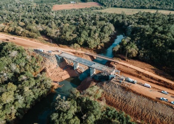 Cortan preventivamente el paso sobre el puente provisorio del arroyo Pindaytí en la RP2 por la crecida del caudal