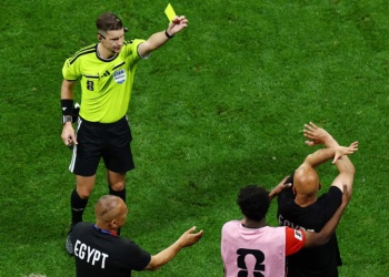 Qué significa el gesto que hizo el DT de Egipto y que generó revuelo en el partido ante Argentina