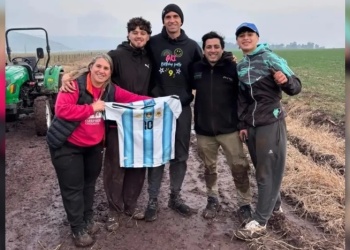 Ayudó al “Dibu” Martínez a sacar su camioneta del barro y recibió un regalo que jamás olvidará