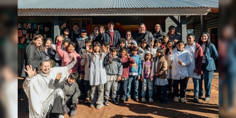 BUEVO EDIFICIO ESCOLAR. Las familias guaraníes recibieron al Gobernador en su comunidad.