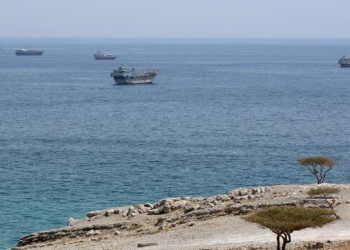 Irán atacó buques petroleros de Emiratos en el estrecho de Ormuz: un muerto