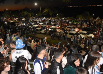 Misiones festejó a lo grande: miles de hinchas coparon plazas, avenidas y Costaneras tras el pase de Argentina a la final