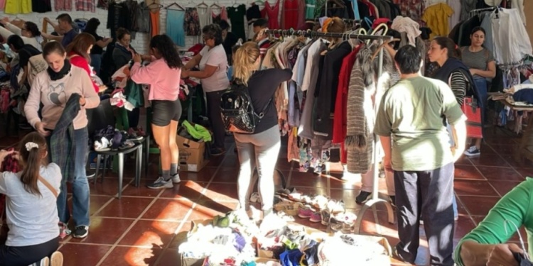 LLEVAR BOLSA. La feria irá de 10 a 18 tanto hoy como mañana, recomiendan a los compradores llevar bolsa.