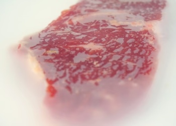 Desarrollaron en Argentina un film biodegradable para envasar carne vacuna