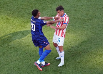 Francia vs. Paraguay: Mbappé y un fuerte cruce con el misionero Andrés Cubas