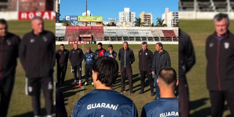 PRÁCTICA. Fabián Ponce en la charla con dirigentes y jugadores de La Franja./ Foto Prensa Guaraní
