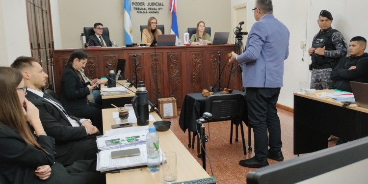 PIEDRAS. El defensor oficial Miguel Ángel Varela representando con estos objetos su hipótesis ante el Tribunal.