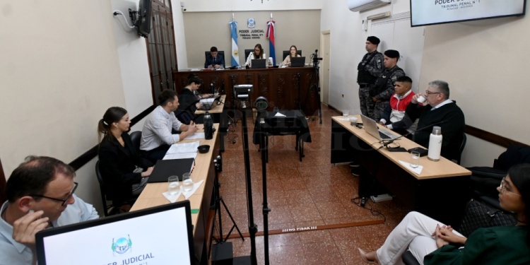 DEBATE EN MARCHA. El acusado junto a su abogado y frente al representante fiscal. Detrás el Tribunal Penal 1.
