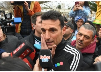 Entre lágrimas al llegar a su Pujato natal, Lionel Scaloni dijo: “Seguiremos dando batalla”