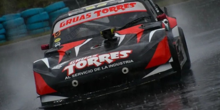 BAJO LLUVIA. Torres y el Chevrolet. Así terminó la final del TC4000 en Oberá.