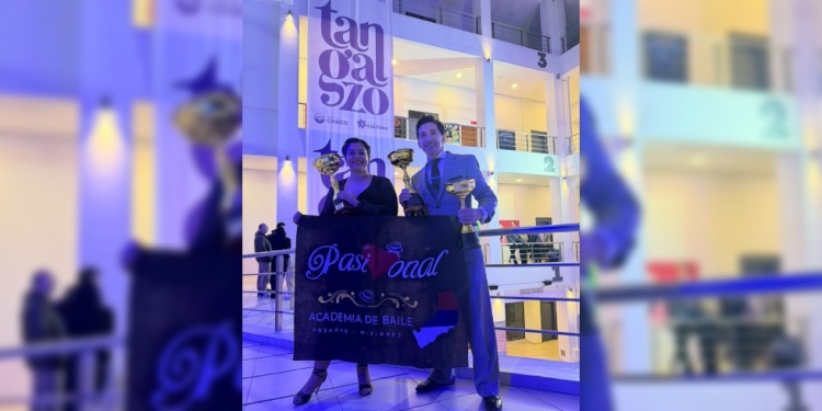 ORGULLO MISIONERO.  La pareja integrada por Magalí Holoveski y Juan Manuel Báez, de la academia Pasional, se consagró campeona en Tango Pista.