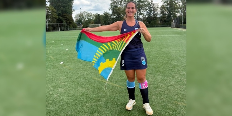 ALEGRÍA POR PARTIDA DOBLE. La misionera Marita Vera posa feliz con la bandera de su Eldorado natal y con la cinta de capitana (lo fue en la victoria ante Italia). Ahora ya está en semis, tras vencer a Gales.