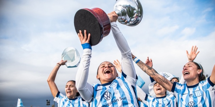 Milagros Otazú (levantando el trofeo) acaba de ser campeona con Racing y volvió a escribir su nombre en lo más alto. / Gentileza Camila Lombardini