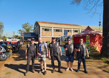 Apóstoles vive el Moto Encuentro con un viajero inglés que recorrió 350.000 km