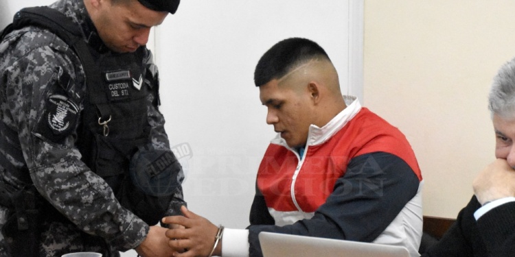 ACUSADO. Roberto “El Negro” Silvero junto al defensor oficial Miguel Ángel Varela. Ayer se cumplió la segunda jornada del debate oral por homicidio.