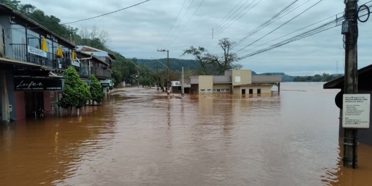 TRISTE. En Porto Mauá, frente a Alba Posse, la creciente provocó inundaciones en comercios y viviend Gentileza J. Sentinela