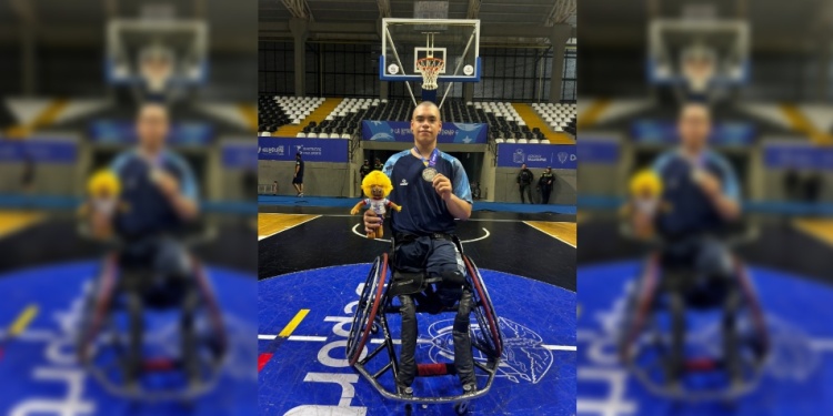 CON SU MEDALLA. Patricio Núñez y la presea plateada, tras la final.