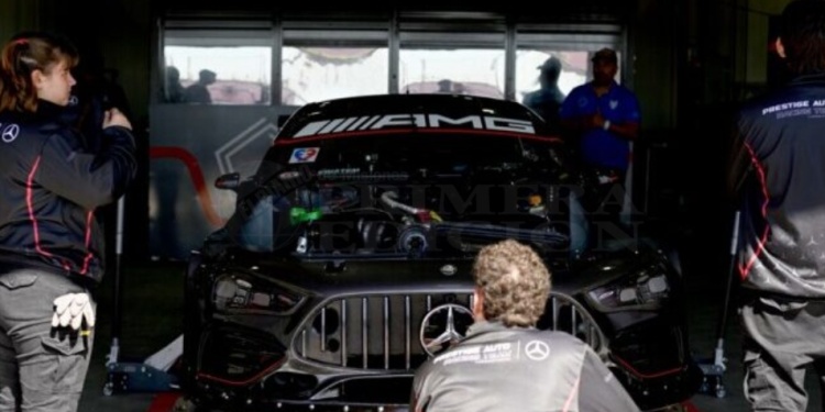 LISTO PARA EL DEBUT. El equipo trabaja para poner a punto el auto con el que correrá “Man” Urcera en Posadas.