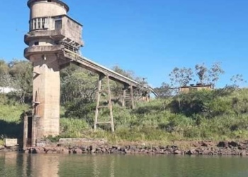 Preocupación por el agua en Puerto Piray: “Es escasa y emana olores desde la grifería”