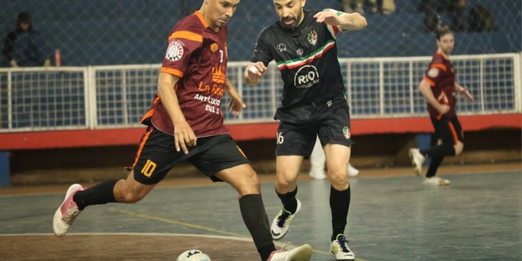 VENTAJA. Santi Verón y la marca de Leandro López. Telecentro ganó en la ida./ Gentileza Sólo Futsal