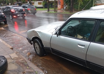 Fuerte choque entre un automóvil y una motocicleta dejó un hombre lesionado en Posadas