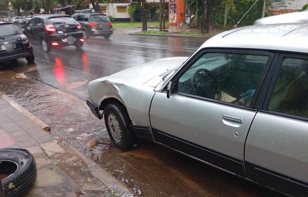 Fuerte choque entre un automóvil y una motocicleta dejó un hombre lesionado en Posadas - Primera Edición