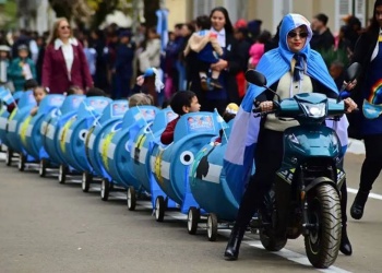En Alvear, un trencito reciclado lleva la pasión por la Selección a los más chicos
