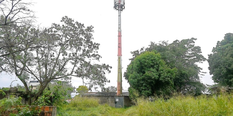 LA VIDA POR COBRE. El predio y la antena en inmediaciones a la avenida Almafuerte y calle Padre Serrano donde el joven quiso cortar la electricidad para cortar cables.