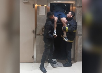 Posadas: bomberos rescataron a ocho jóvenes que quedaron atrapados en el ascensor de un edificio