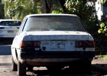 Autos abandonados en la vía pública, un problema reiterativo
