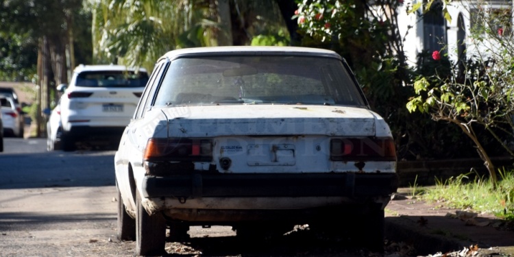PELIGRO. Contaminación ambiental, obstáculo para el tránsito, son algunas de los inconvenientes que provocan los autos que permanecen estacionados, inmóviles, en distintos barrios de la capital provincial.