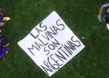 Desde Gran Bretaña piden a la FIFA que sancione a la Argentina por “la bandera de las Islas Malvinas”