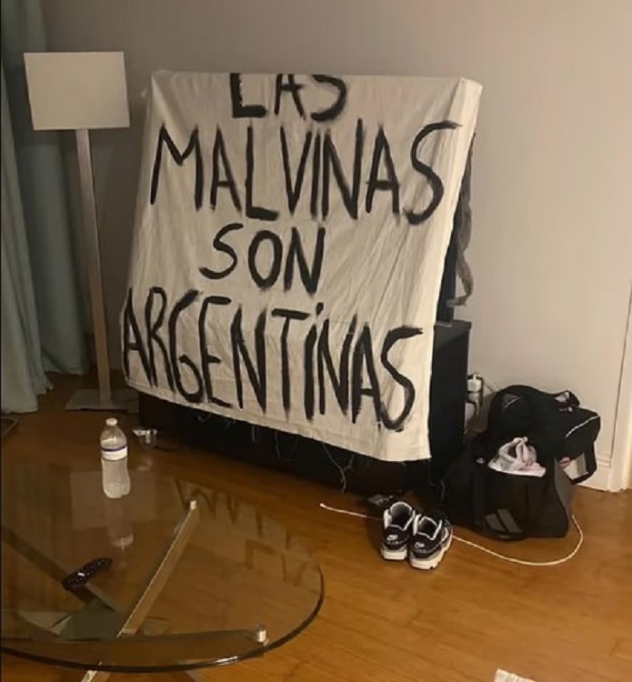 La historia de la “bandera de Malvinas”: evadió las prohibiciones y terminó en mano de los jugadores