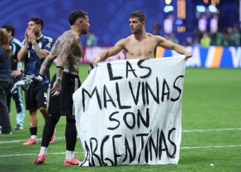 La historia de la “bandera de Malvinas”: evadió las prohibiciones y terminó en mano de los jugadores