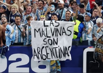 La historia de la “bandera de Malvinas”: evadió las prohibiciones y terminó en mano de los jugadores