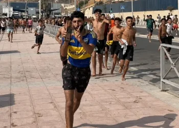 En plena crisis migratoria en Ceuta, un joven cruzó la frontera con la camiseta de Boca y se volvió viral