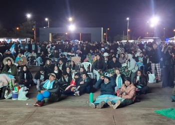 Ni el frío detuvo la pasión mundialista y cientos de posadeños alentaron a la Selección en la Cascada