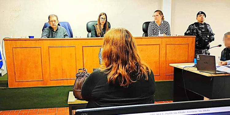 TESTIMONIO. La madre de la víctima ante los jueces Adriana Andino (presidenta), Liliana Komisarski y Ángel Atilio León.