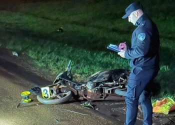 Buscan al conductor que escapó tras atropellar a un motociclista en Panambí