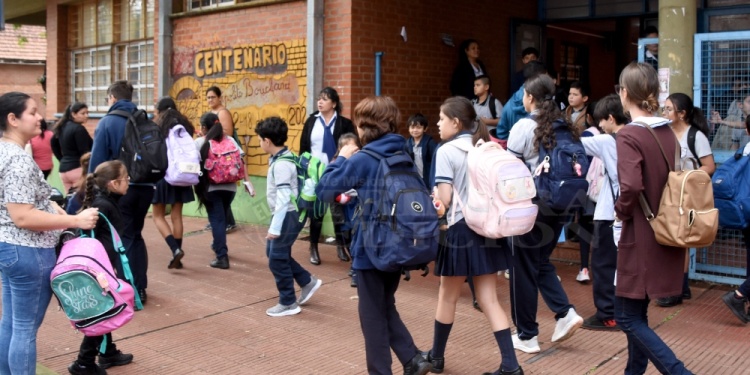 RETORNO. Los niveles primario y secundario ayer volvieron a las escuelas públicas y privadas.