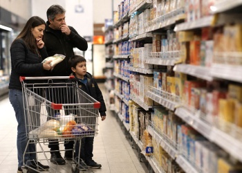 El consumo repuntó en junio, pero encadenó su séptima caída interanual