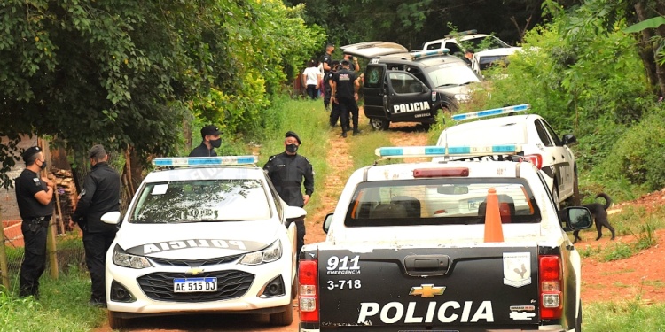 DESPLIEGUE. Efectivos de la Unidad Regional X, Policía Científica e investigadores de la Dirección Homicidios en el barrio Niño Perdido.