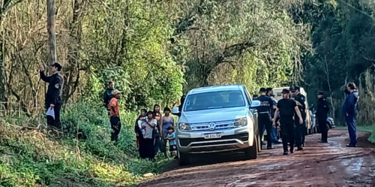 OPERATIVO. Los agentes, acompañados por autoridades policiales y judiciales, llegaron a primera hora de la mañana.