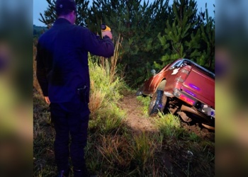 Hallan una camioneta abandonada tras un despiste en la ruta 14