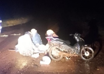 Perdieron el control de la moto y uno de ellos sufrió heridas graves