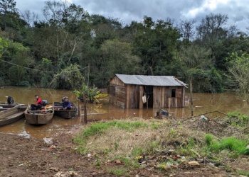 Ya evacuaron a dos barrios en El Soberbio por la crecida del río Uruguay