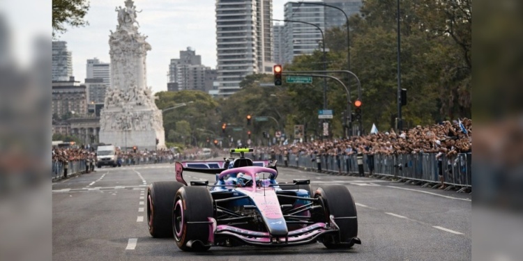 ¿UN ANTICIPO?. El pasado 26 de abril el piloto argentino Franco Colapinto (Alpine) hizo una exhibición en un circuito callejero, en Buenos Aires, se cree que hubo alrededor de 500 mil personas. En abril de 1998 fue la ultima vez que la F1 disputó una carrera oficial en el país.