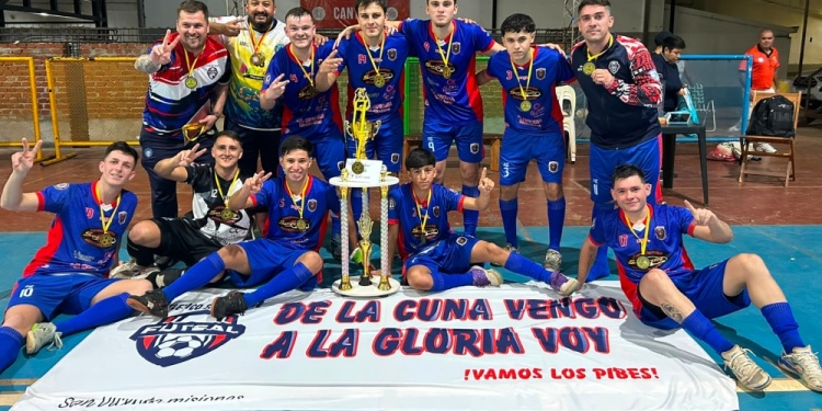 UNA MÁS Y VAN... Los dirigidos por Hernán Culaciati (arriba a la izquierda) festejaron nuevamente en la categoría Honor