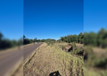 Chocó y volcó tras ser encandilado por el sol