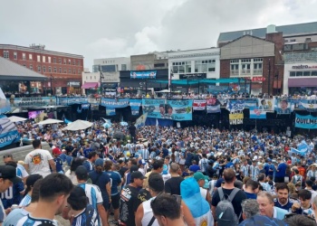 Bajo la lluvia, miles de argentinos coparon Atlanta con un multitudinario banderazo antes de la semifinal ante Inglaterra